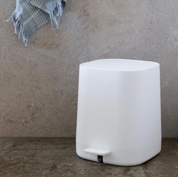 Beslagsboden pedalspand 4L - Mat hvid