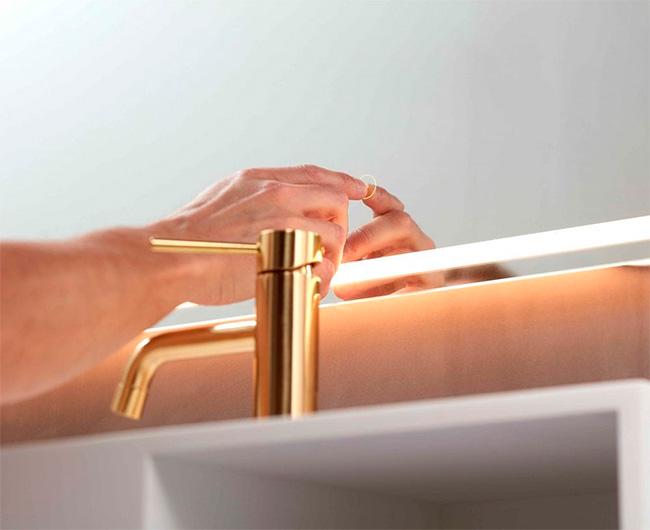 Luca firkantet spejl m/integreret LED lys, backlight og touch - 90 cm Luca firkantet spejl m/integreret LED lys, backlight og touch - 90 cm