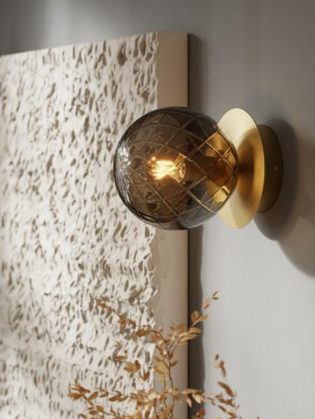 Cassøe Muro væglampe m/bruntonet glas - Børstet messing