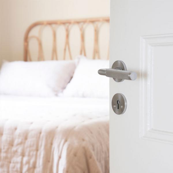 Beslagsboden Design indendørs dørhåndtag m/crystal cut - Børstet krom Beslagsboden Design indendørs dørhåndtag m/crystal cut - Børstet krom